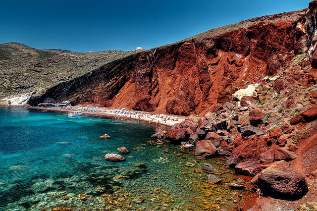 Красный пляж Камари на острове Санторини
