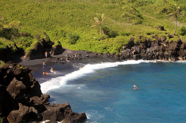 Пляж с чёрным песком Хонокалани на острове Мауи