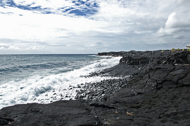 Гавайский пляж с чёрным песком Каиму Бич
