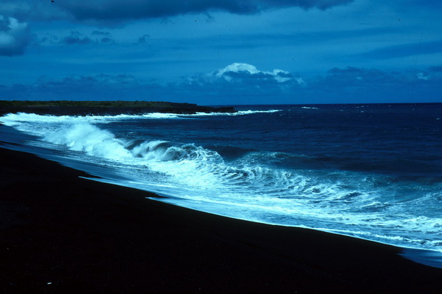 Гавайский чёрный пляж Кехена Бич
