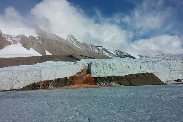Водопад ледника Тейлора в Антарктиде