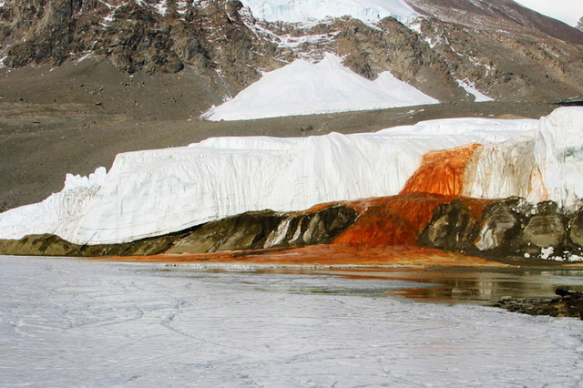 Кровавый водопад Антарктиды