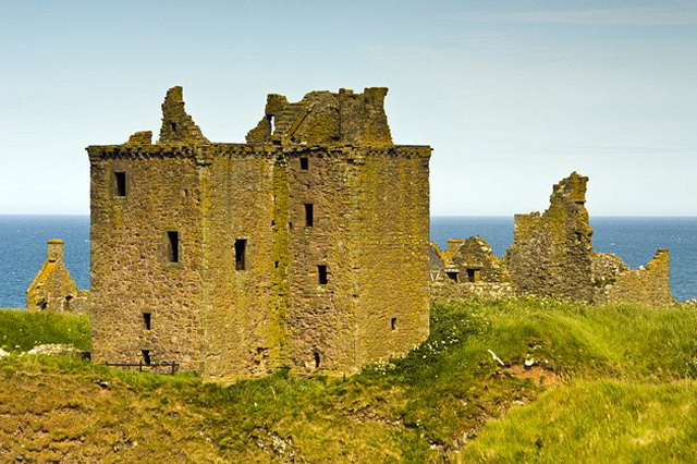 Средневековый замок Данноттар в Шотландии