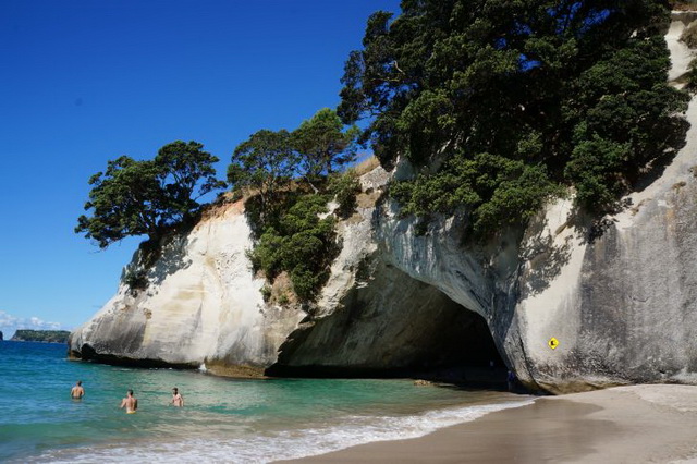 cathedral-cove-beach-new-zealand-09.jpg
