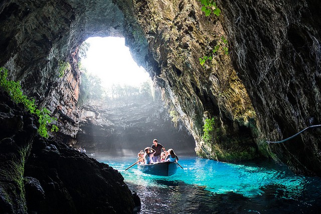 Греческая пещера пещеры и озера Мелиссани с подземным озером