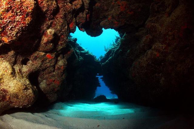 Кейв-дайвинг в коралловые пещеры
