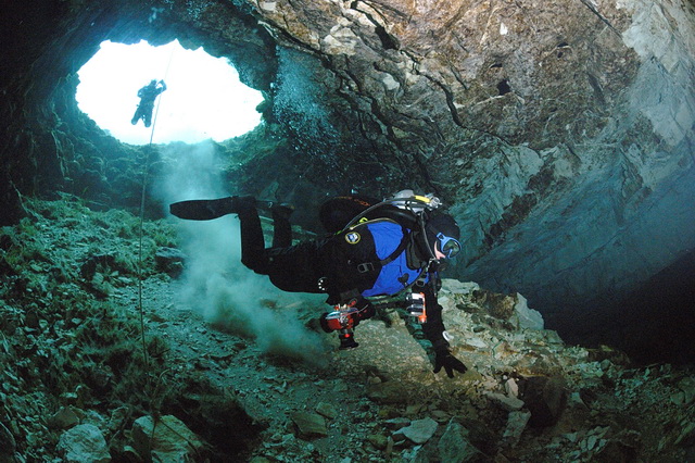 Кейв-дайвинг в морские пещеры