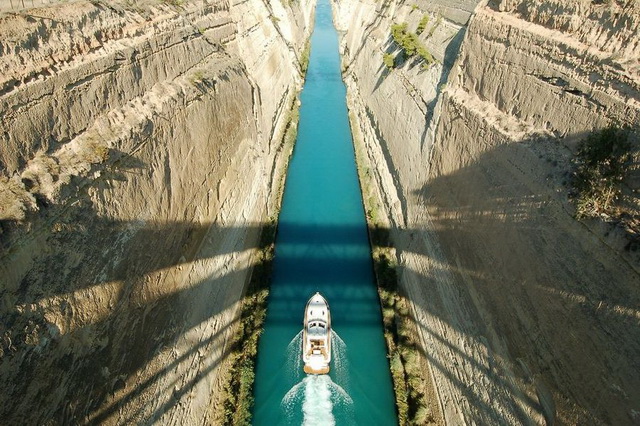 Коринфский канал - самый узкий в мире судоходный канал