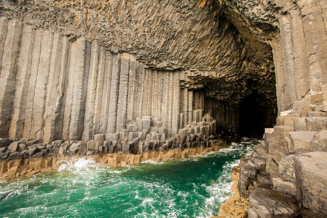 Фингалова пещера обладает уникальной акустикой