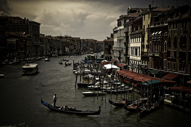 Гондолы - традиционные лодки Венеции