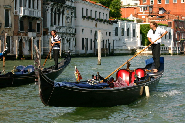 В начале сентября в Венеции проходит регата гондол - Regata Storica
