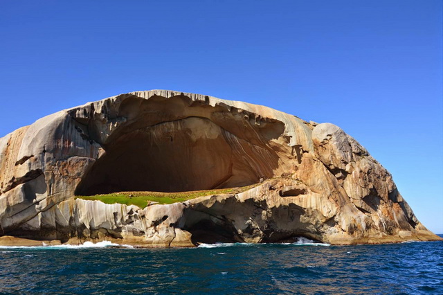 Пещеры острова Клефт