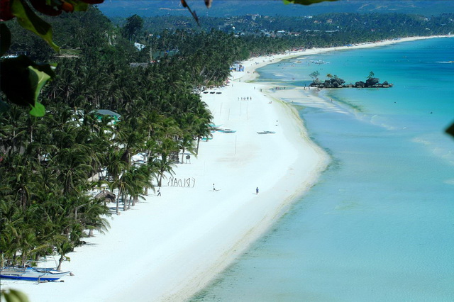 Белый пляж на острове Боракай