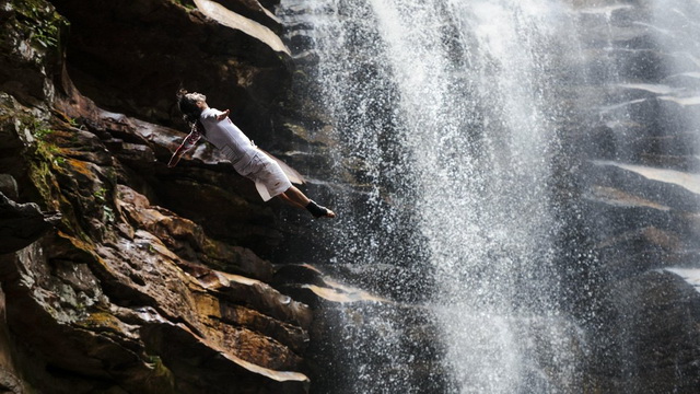 Орландо Дюк - прыжок в водопад