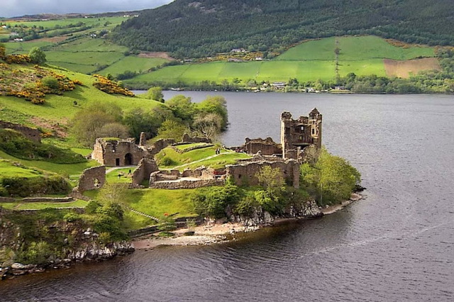 Замок Аркарт на озере Лох-Несс в Шотландии
