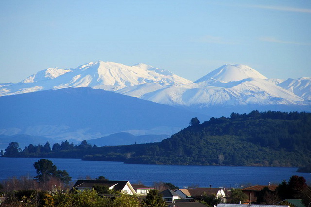 Город Таупо на северо-восточной окраине озера Таупо в Новой Зеландии