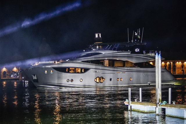 Суперяхта Monte Carlo Yachts 105