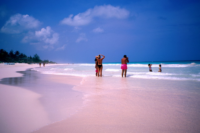 Розовый пляж на Багамских островах