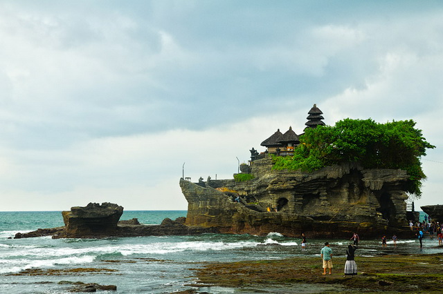 Храм Пура Танах Лот входит в комплекс морских храмов Бали, сооружённых для защиты от демонов моря