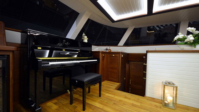 Пианино в салоне - особенность дизайна яхты LUCY Z