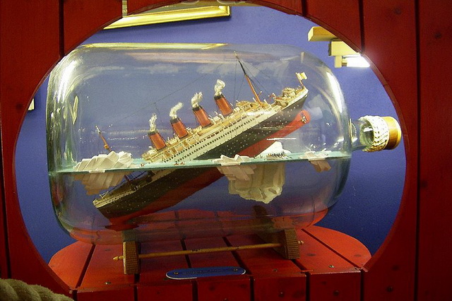 Модели исторических кораблей в бутылках