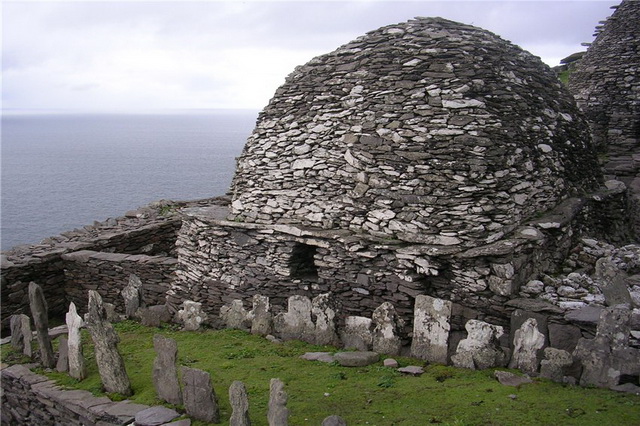 Старинный монастырь на острове Скеллиг-Майкл