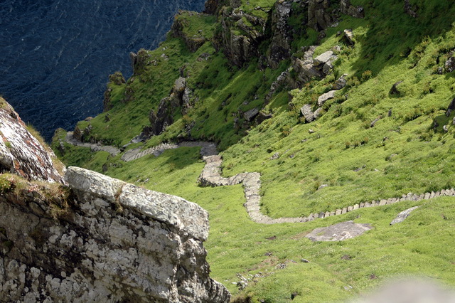 Каменная лестница к монастырю на вершине острова Скеллиг-Майкл