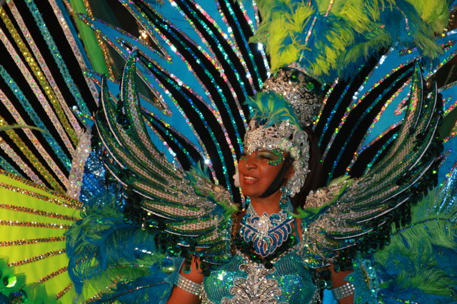 Карнавальный костюм - яркий сувенир с Тринидад и Тобаго
