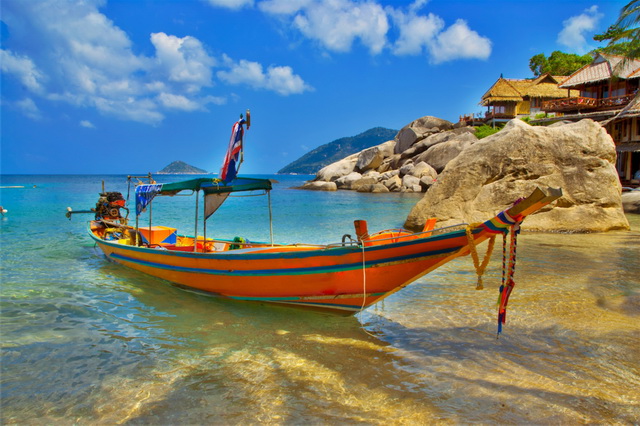 Тайский лонгтейл - исключительно пассажирская лодка, не предназначенная для перевозки грузов