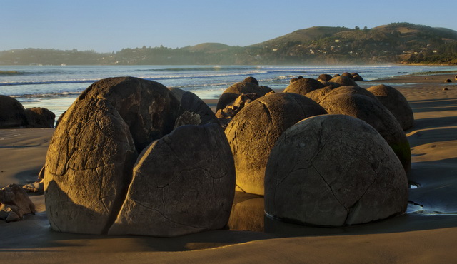 Валуны Моераки - достопримечательность новозеландского пляжа Коехохе