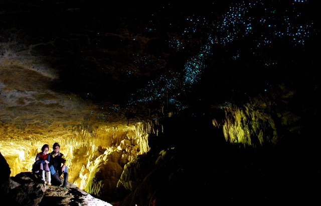 Водные экскурсии в пещеры Вайтомо в Новой Зеландии