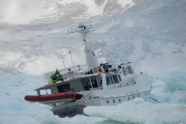 Яхта «Бескрайнее море» во льдах Антарктиды