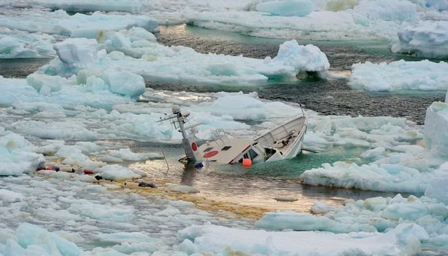 Затонувшая в Антарктиде яхта Mar Sem Fim