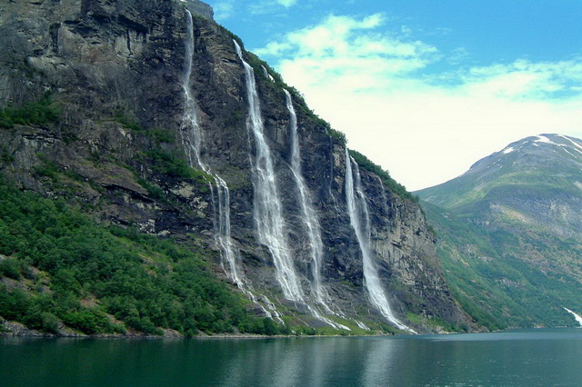 Яхтинг в Норвегии позволяет полюбоваться фьордами и водопадами этой страны